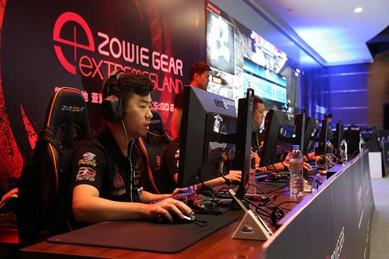 她始终在比 她始终在比